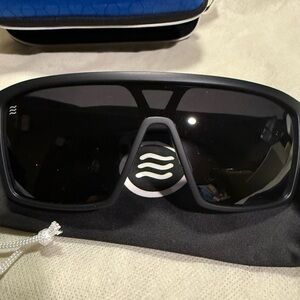 Neven  Slater Black Sunglasses with Case
